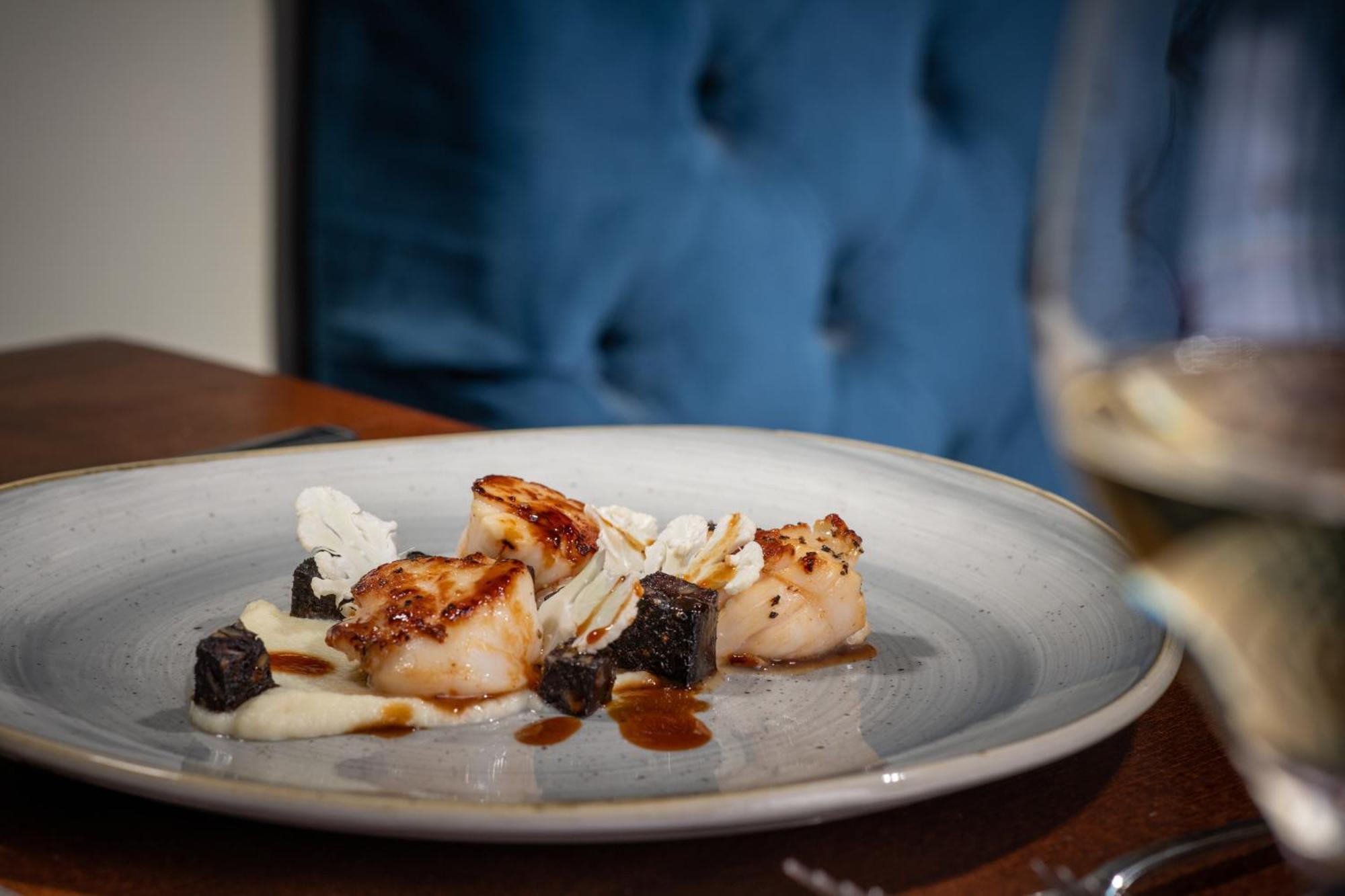 מלון בלקברן The Millstone, Mellor מראה חיצוני תמונה Scallops with black garlic