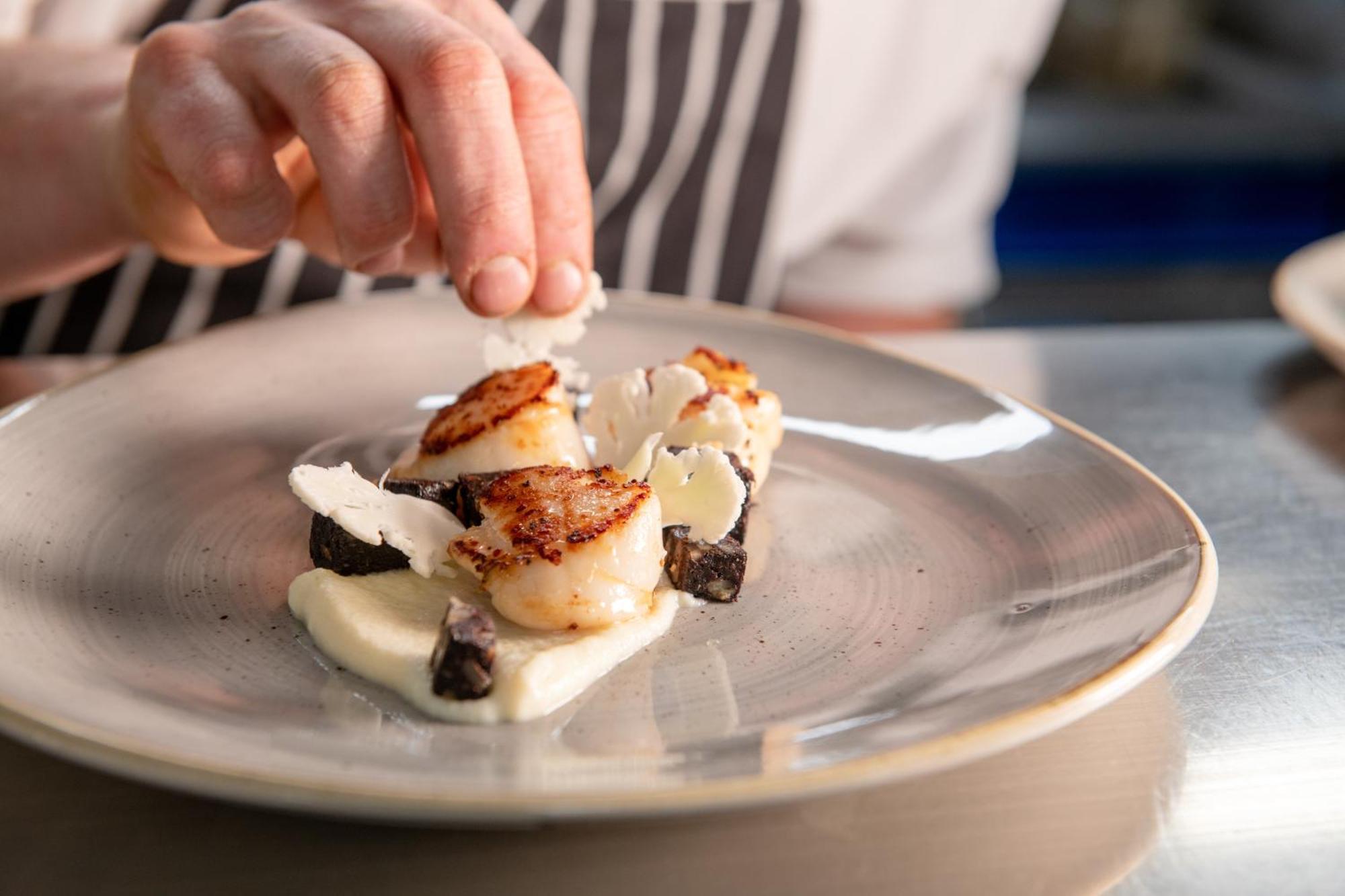 מלון בלקברן The Millstone, Mellor מראה חיצוני תמונה A chef finishing a plate of scallops