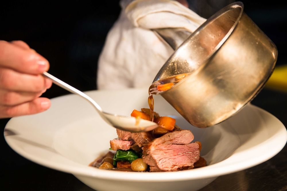 מלון בלקברן The Millstone, Mellor מראה חיצוני תמונה A chef plating a dish