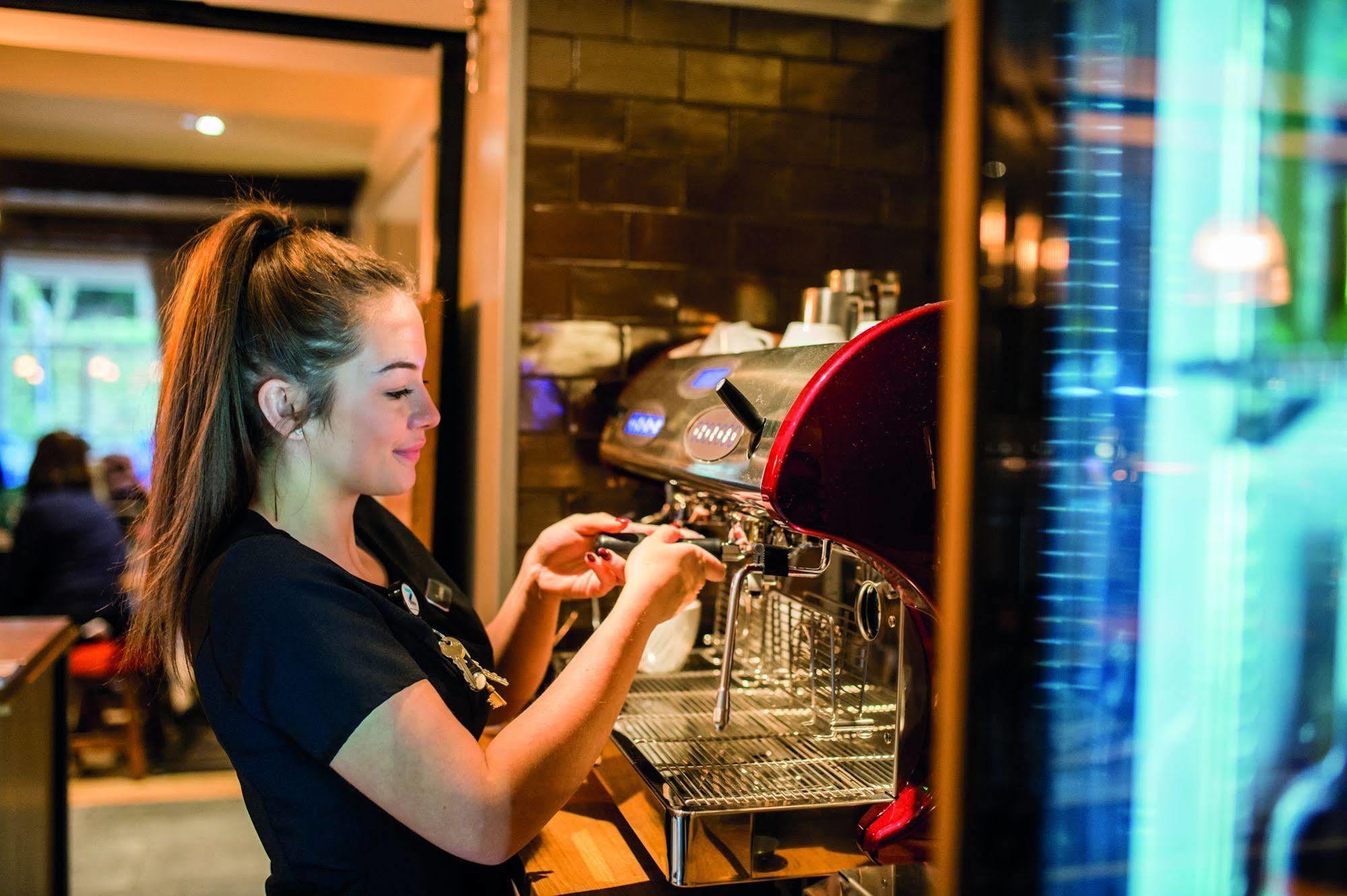 מלון בלקברן The Millstone, Mellor מראה חיצוני תמונה A barista making coffee