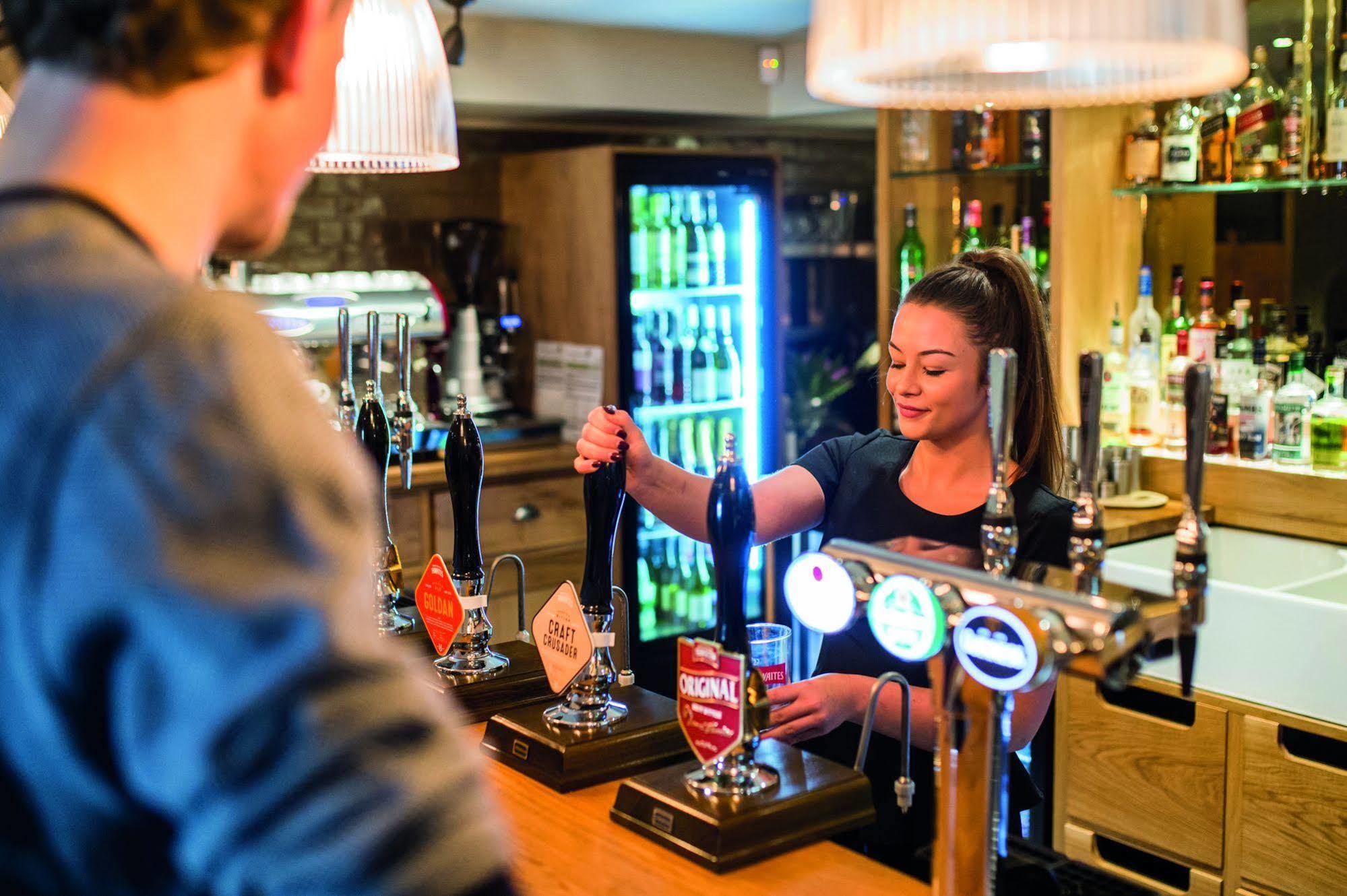 מלון בלקברן The Millstone, Mellor מראה חיצוני תמונה A barmaid serving a customer